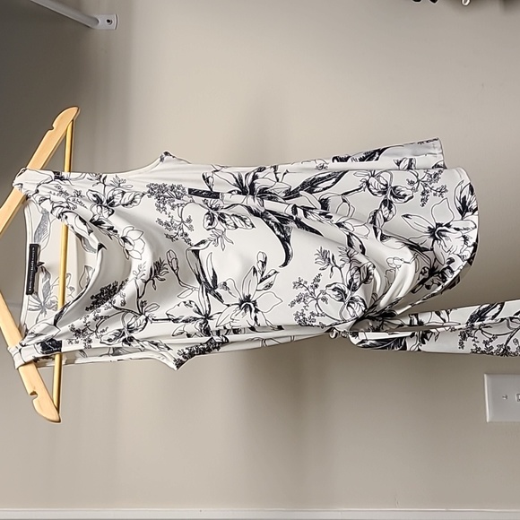 White House Black Market Tops - NWOT WHBM Floral Sleeveless Blouse. Size: XXSP.